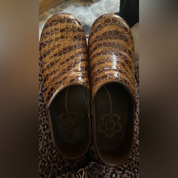 SANITA Clog - The original Dansko Clog! Crocodile Print - Brown - Picture 2 of 8